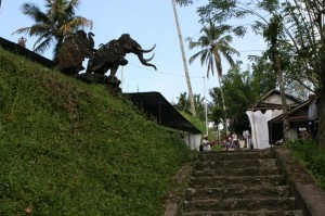 Stufe um Stufe ging es hinab zum Gunung Kawi.