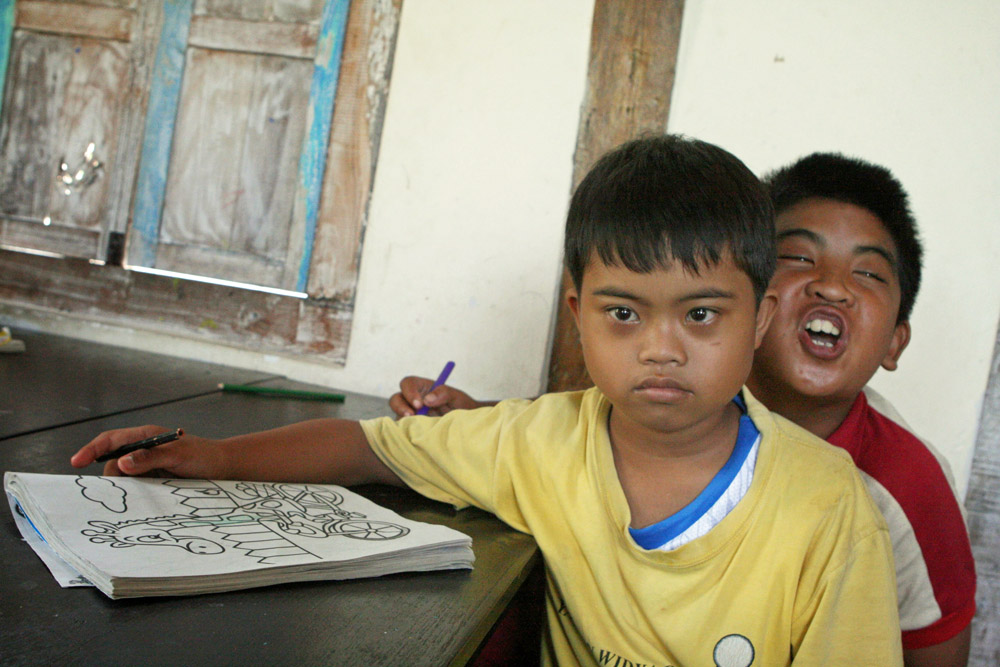 Geistig behinderte Kinder in einer Schule auf Bali