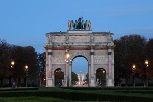 Am frühen Morgen ist am Arc de Triomphe du Carrousel in Paris fast nichts los