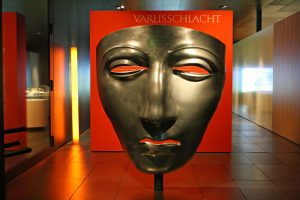 Der bekannteste Fund in Kalkriese ist eine Reitermaske. Diese ist im Museum ausgestellt und auch in Übergröße als Nachbildung zu sehen