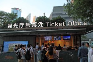 Am Kassenhäuschen bekommt man für 180 RMB Tickets zur Aussichtsplattform des Shanghai Towers.
